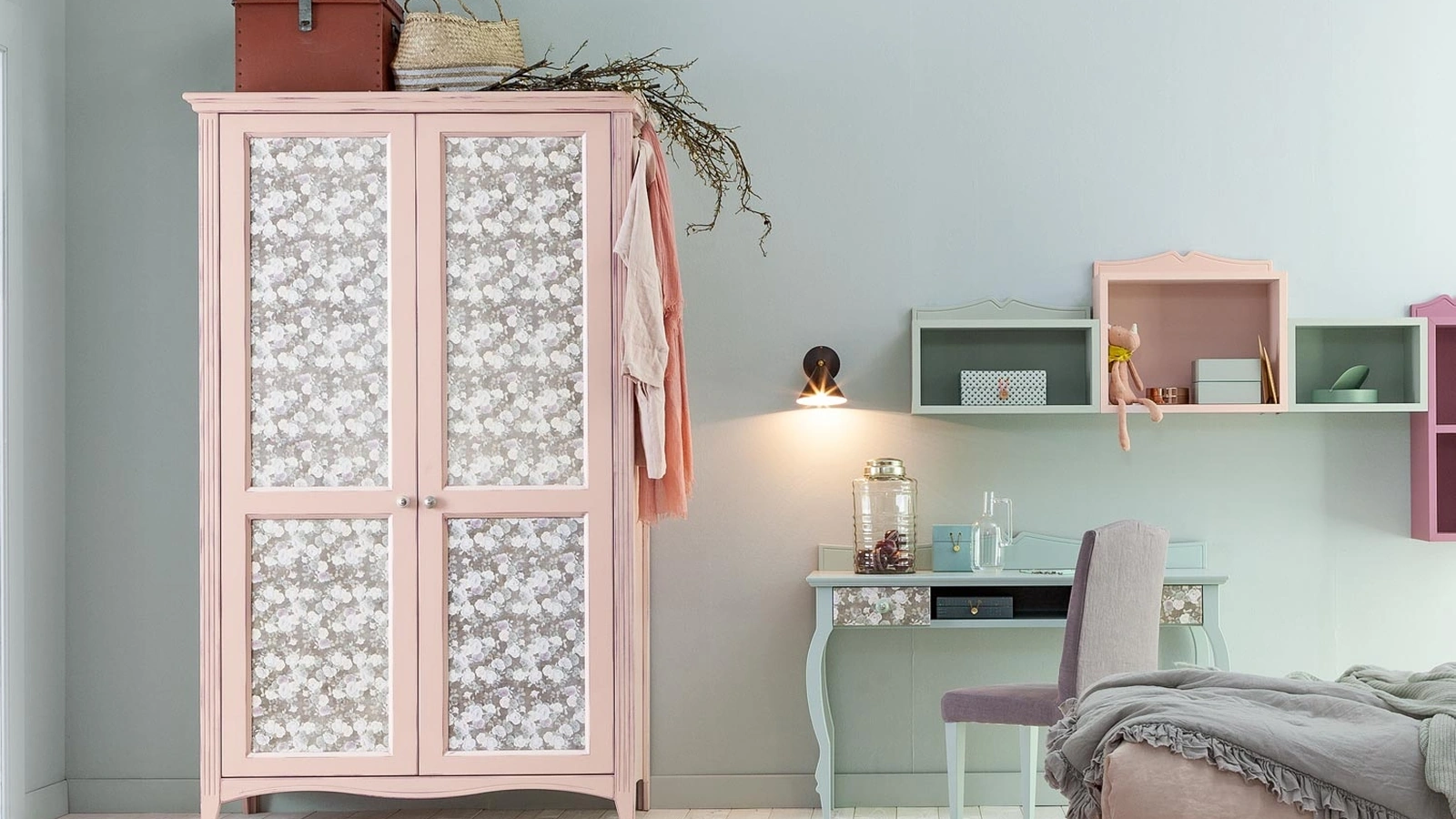 Armadio con ante battenti in legno massello laccato rosa con stampa floreale Butterfly 02 di Callesella