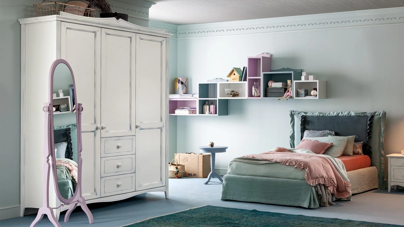 Armadio con ante battenti finitura shabby in laccato bianco Butterfly 03 di Callesella