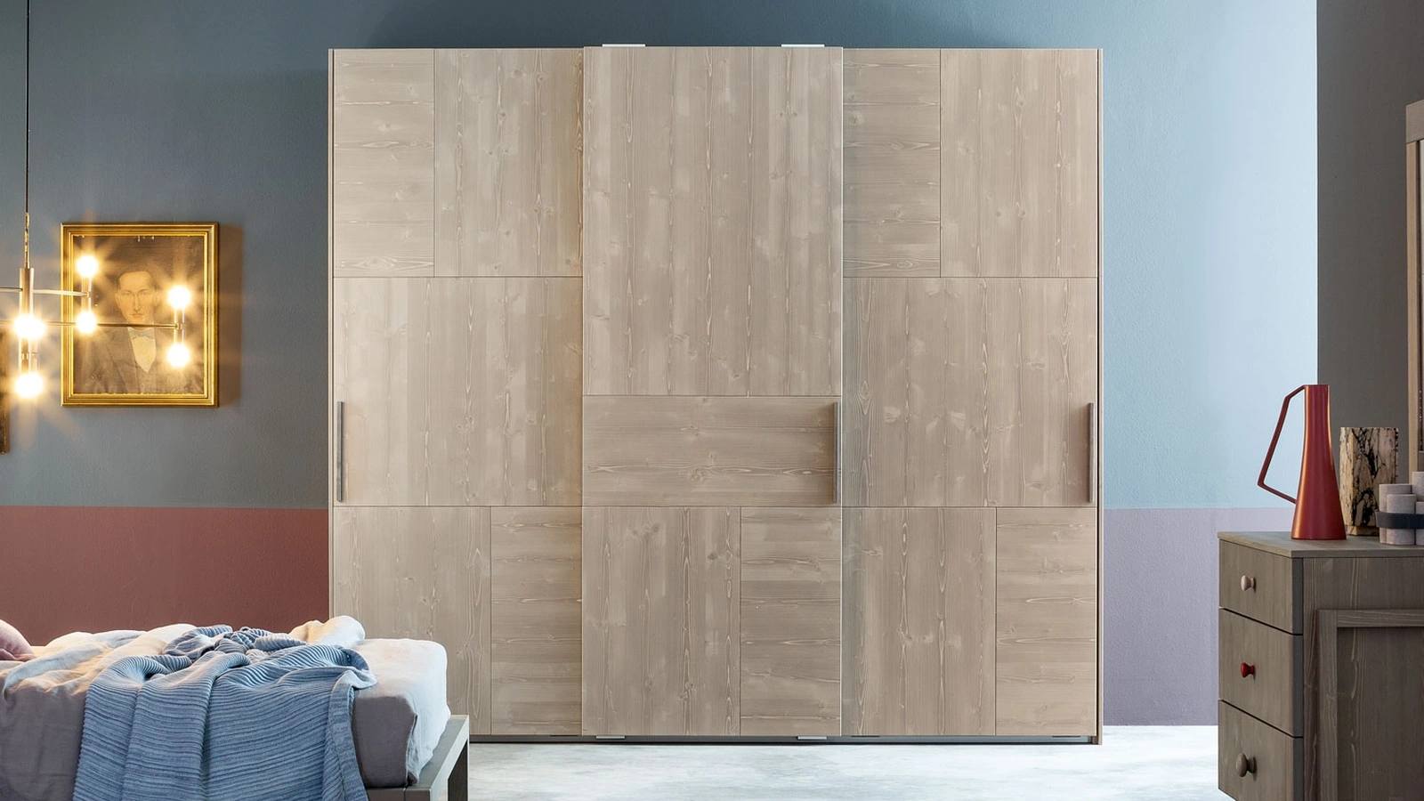 Armadio moderno con tre ante scorrevoli in legno massello Tetris di Callesella