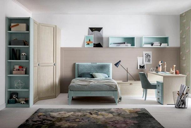 Cameretta in legno massello con scrivania e letto con testiera imbottita Everyday Stella di Callesella