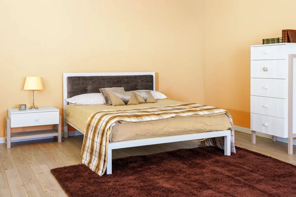 Letto matrimoniale in legno con testiera imbottita Cobalto di Callesella