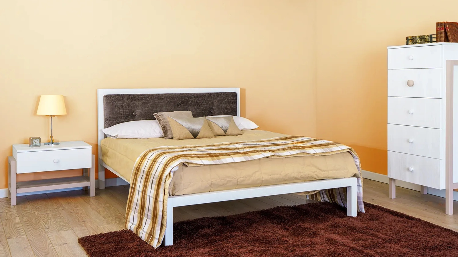 Letto matrimoniale in legno con testiera imbottita Cobalto di Callesella