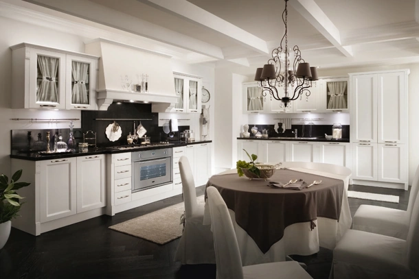Cucina Classica angolare in legno laccato finitura Neve con top in marmo nero Sweet Kitchen Classic Melody di Callesella