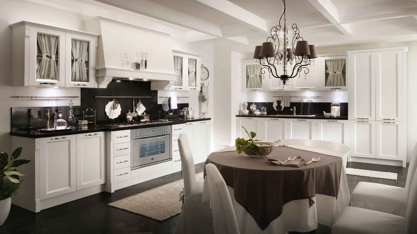 Cucina Classica angolare in legno laccato finitura Neve con top in marmo nero Sweet Kitchen Classic Melody di Callesella