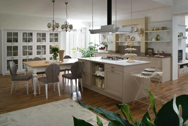Cucina Classica con isola in legno laccato Tortora e Neve Sweet Kitchen Italian Mood di Callesella