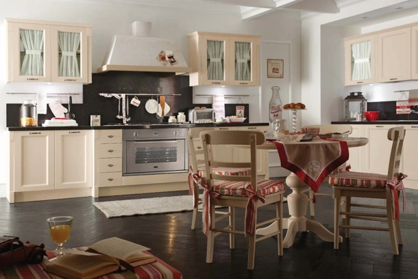 Cucina Classica angolare in legno laccato con pensili a vetrina e tavolo rotondo in massello di abete Sweet Kitchen Romantic Light di Callesella